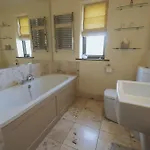 Oda ve Kahvaltı Brickfields Farm 4*